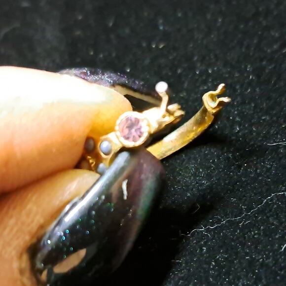 Vtg Floral Design Rhinestone Gold Tone ⅞" Diameter Hoop Earrings Snap Closure - Picture 10 of 16